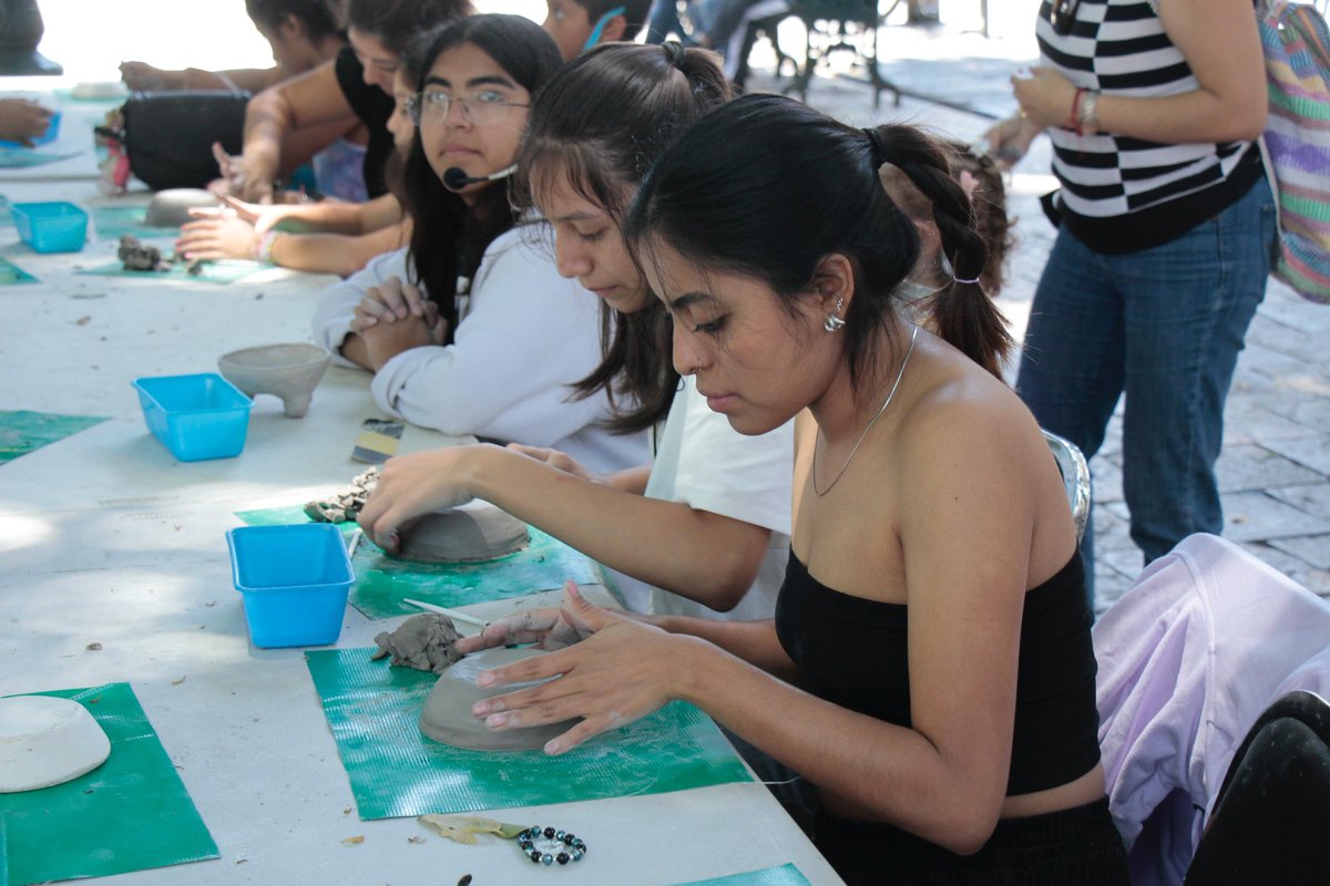 sintesisweb's tweet photo. #Entérate || 🎨 El Museo Amparo llevó el arte al zócalo con un taller abierto de modelado de vasijas de barro. ¡Creatividad al alcance de todos! 🏺

📷 @FotoSintesisOB https://t.co/HVkS40gnqY