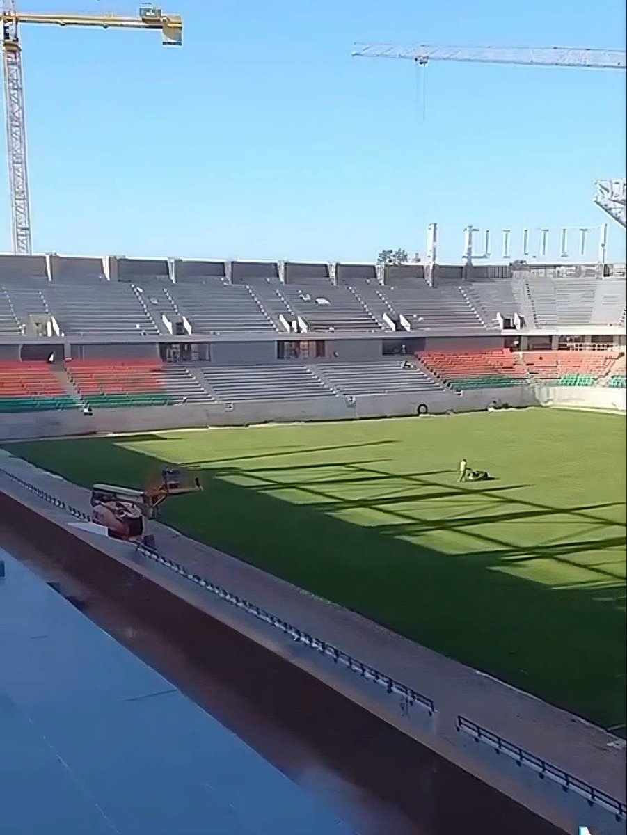 👀 La préparation des premières structures de toit a commencé. 

Le stade Moulay El Hassan sera entièrement couvert. 🔜🇲🇦