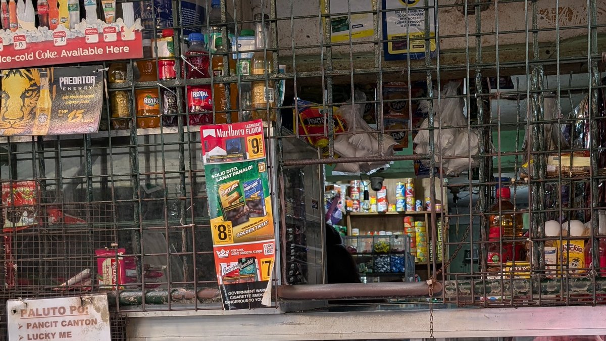 東南アジア最大のスラム街、トンド地区にきました。

昨日まで見てきた華やかな表の世界とまったく違う、マニラの生々しい現実がここに広がっています。

治安は非常に悪く、店は鉄格子に囲われ、わずかな隙間から金と商品をやり取りするだけです。

たくさんの人が職もなく無気力に横たわっています。