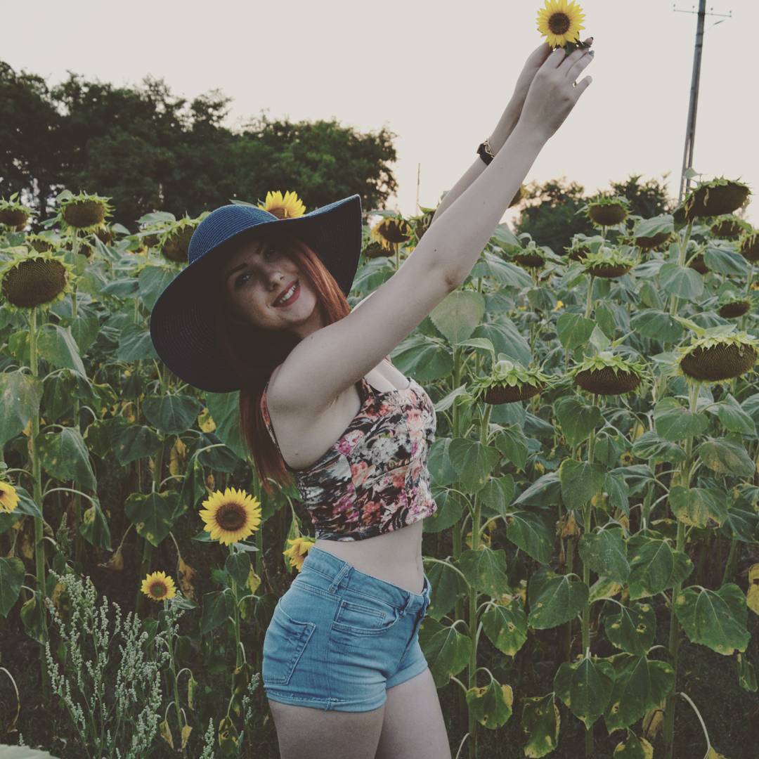 Kascsxack's tweet image. With my back to the setting sun, I face the light together with the sunflowers.