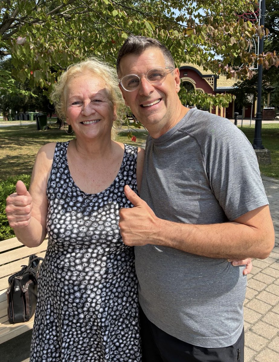 Ceci est mon dernier post politique de la campagne. 

Hier, j’ai croisé dans un parc une dame, en revenant de mon entraînement.

Elle me parle de son fils qui est conservateur. Me demande de prendre un selfie avec elle.

Puis, elle ajoute qu’il est allé la voir la semaine