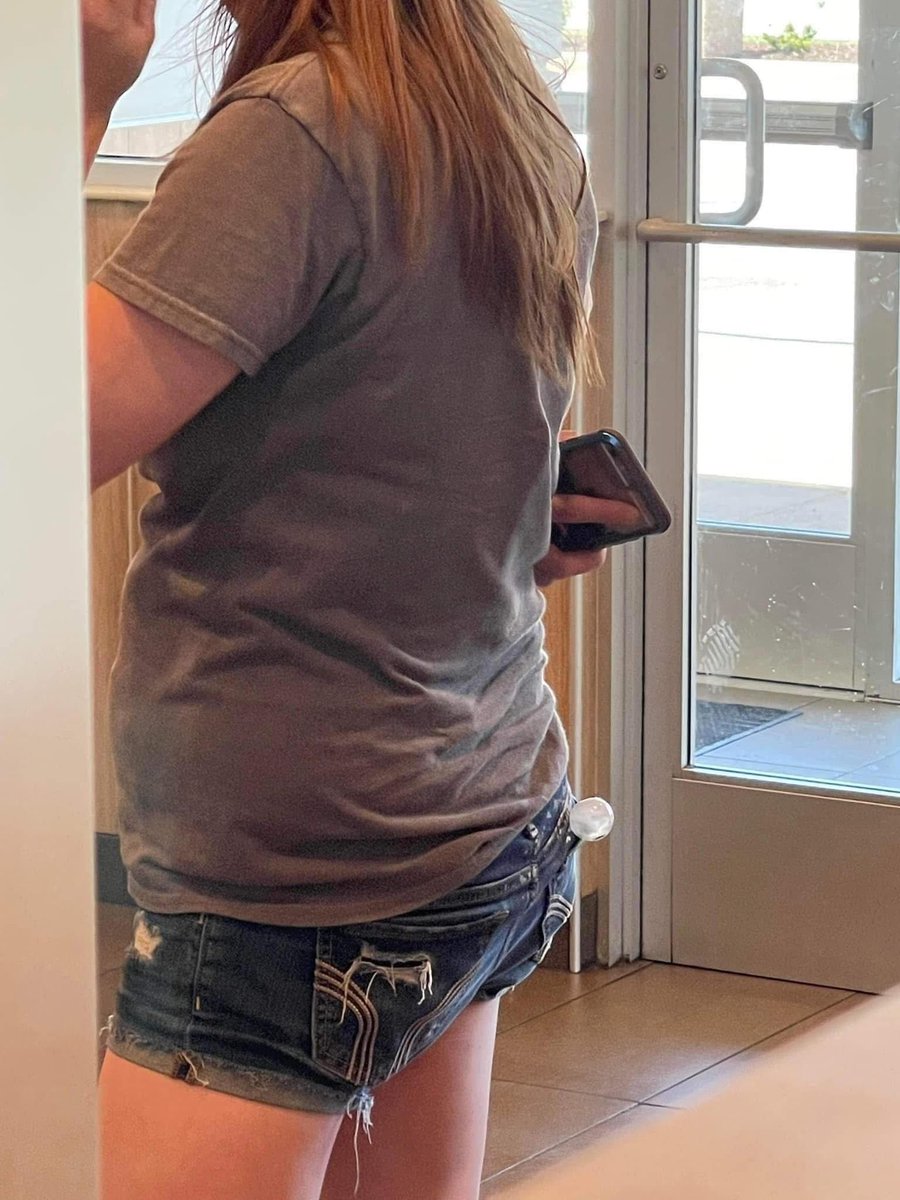 1Nicdar's tweet photo. What’s that thing in her pocket called? 😬 https://t.co/TOSebvf1VN
