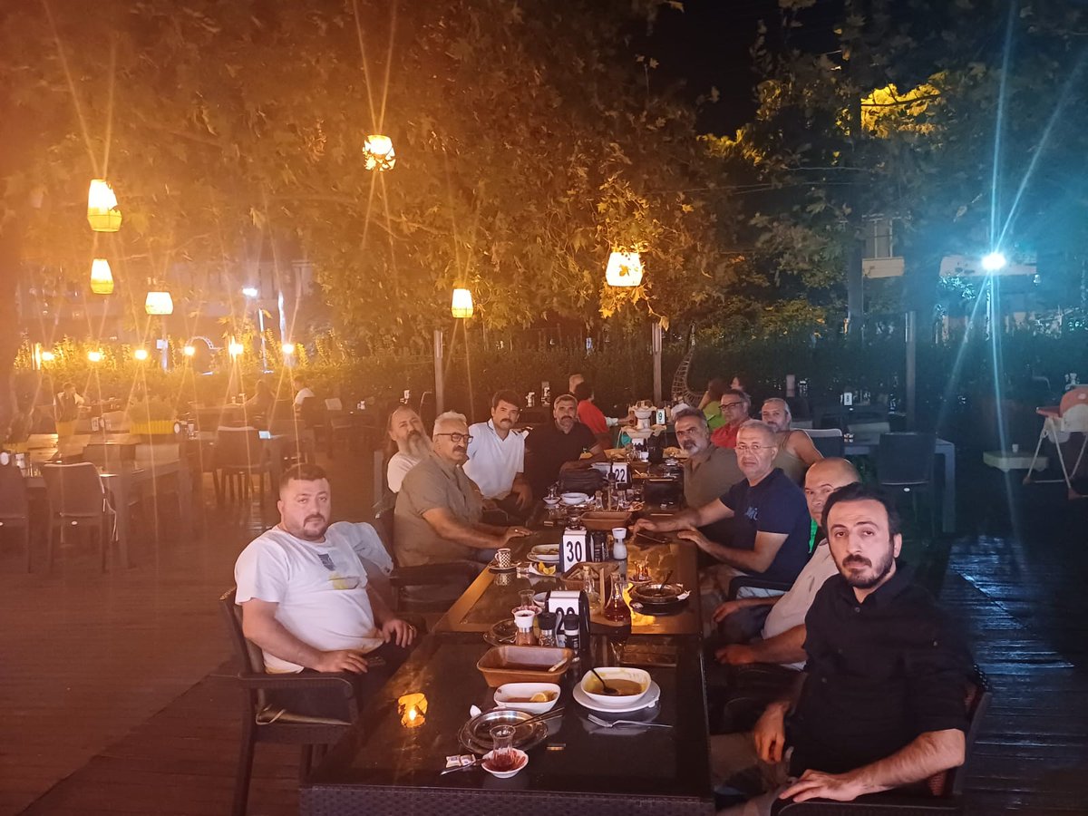 Kıymetli arkadaşlar Oktay Yıldırım ağabeyimizle bir aradayız. Biz de az önce yanına vardık. Sağlık durumu sabaha kadar takip edilecek. Adli işlemlerde devam ediyor. En kısa zamanda daha detaylı bilgi paylaşacağım. Hepinize selamları var teşekkürlerini sunuyor.