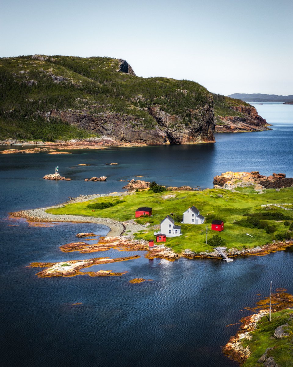 Coastal views, saltbox houses, and breathtaking scenery, the perfect combination for a Newfoundland photograph! 🏠🏞️ #newfoundland