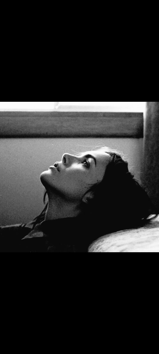 أعلَمُ أنكَ تود الحديث معي . وتتضايق جدا من عدم ردّي ومن قلة حديثي .
 رغم أنني متواجده أتصفح هنا وأنشر منشوراتٍ هناك .
أعلم أنك تظن وقتها أنني لا أريد الحديث معك .
وأنك وحدك من تسأل عني ولكن رغمًا عنّي .
لا أستطيع الكلام، ولا أجد طاقةً لتبادل الحديث .
أشعرُ بفقدانٍ لنفسي ووجداني.