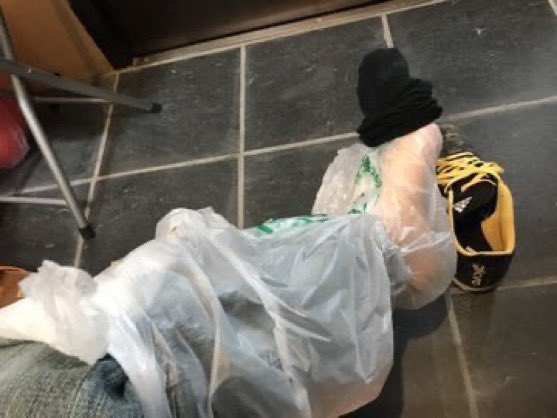 sgtt214's tweet photo. 緊急速報九州各地
大雨警報、大雨特別警報発令
早めの避難行動を
冠水の移動は長靴でなく履き慣れたスニーカーがベスト
水は糞尿が混じる汚水
足の冷え濡れが不安な人はゴミ袋の上から靴下を履く
ガムテープ止めは関節の下
東日本大震災時、津波後冠水路歩行時の工夫

参考になれば
土砂崩れも留意 https://t.co/uDnBqcc39C