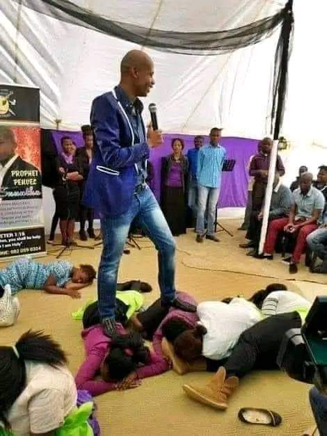 Katika miaka ya karibuni tumeshuhudia utitiri wa makanisa yakiota kama uyoga barani Afrika

Wakati sehemu ya makanisa haya yalikuwepo kwa kipindi kirefu huko nyuma, mengi yao ni mapya kabisa na hayajulikani

Uzi👇

KUHANI MLAGHAI