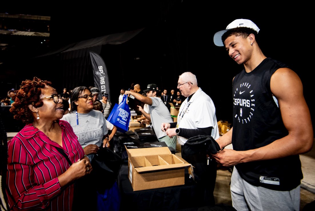 The #Spurs hosted their annual Back-to-School Bash for families in the San Antonio community today. Here’s a first look at Luke Kornet at a community event. 

Carter Bryant and Keldon Johnson were also in attendance. #PorVida