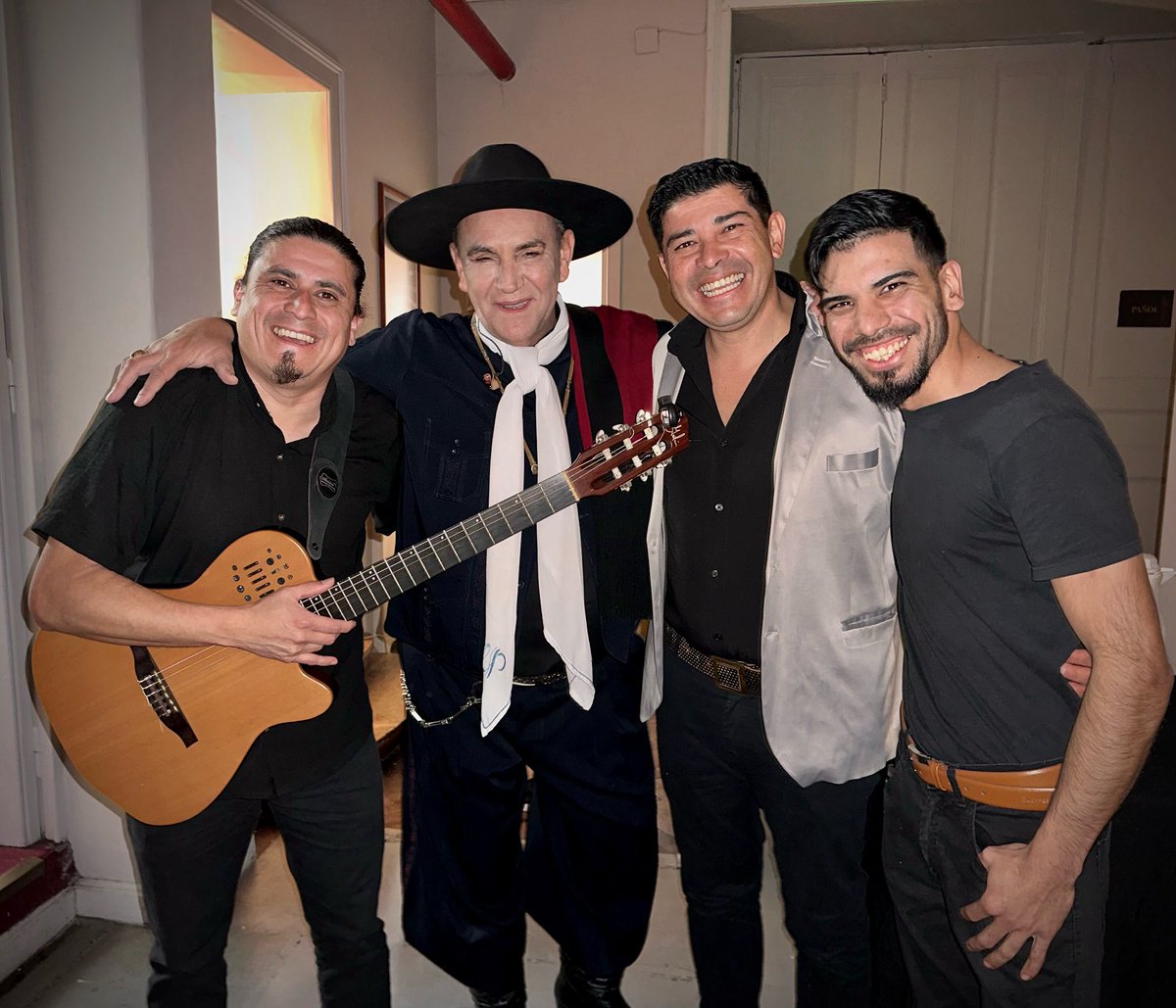 GermanGuitarra's tweet photo. Show de numero 1 https://t.co/pF9yH5vl4v