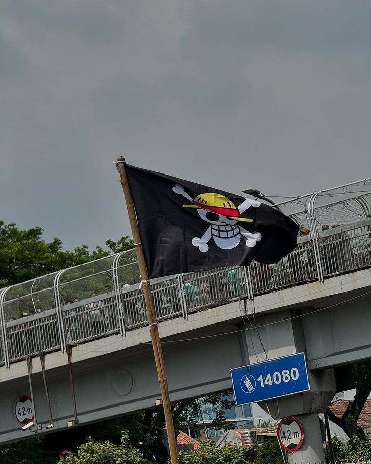 Megumi_Howl's tweet photo. THE trend of flying the One Piece flag has become a public spotlight. Ahead of the 80th anniversary of the Republic of Indonesia's independence on August 17th, the flag of the Japanese manga series about pirates, known as the Jolly Roger. https://t.co/urPiKqwUSg