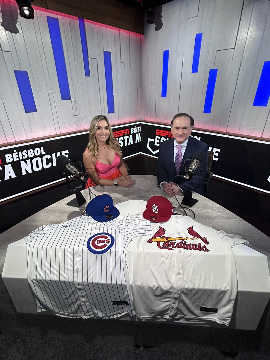 Demorados por lluvia en San Luis junto a <a href="/FerAlvarez/">Fernando Álvarez</a> y con <a href="/GuillermoCelis/">Guillermo Celis</a> quien se tuvo que resguardar por tormenta eléctrica esta tarde. Parece que el play ball es a las 8pm ET en Domingo de Grandesligas por ESPN.