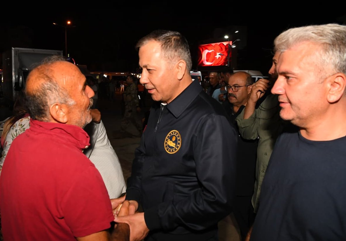 Balıkesir’in Sındırgı ilçesinde meydana gelen deprem sonrası AFAD, Jandarma, Emniyet, UMKE ve tüm ilgili kurumlarımız sahada görevinin başında. Devletimiz tüm imkânlarıyla vatandaşlarımızın yanında. 

Depremden etkilenen tüm vatandaşlarımıza geçmiş olsun dileklerimi sunuyorum.