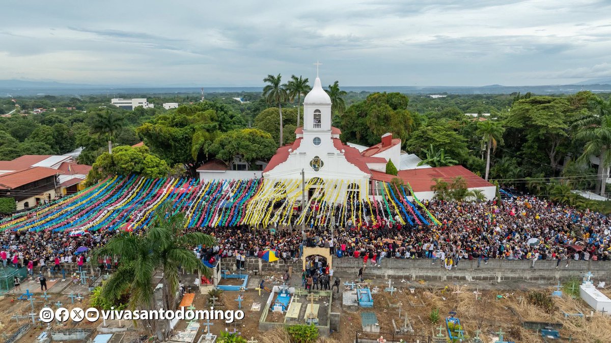 🙌⛪ Entre música, pólvora y flores, Santo Domingo llegó a su iglesia en Las Sierritas.
👣 Después de recorrer las calles de Managua, fue recibido con devoción, alegría y el calor de su pueblo.
🎺🌺 Una celebración que une fe, tradición y cultura en el corazón de #Nicaragua.