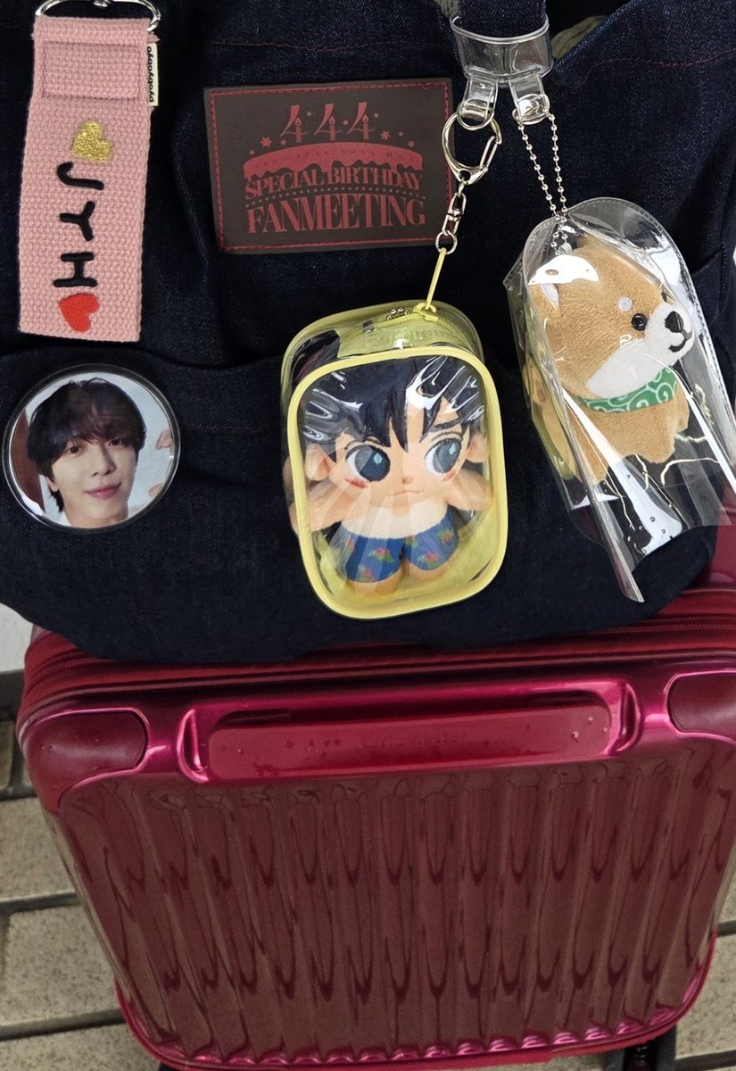 1122Yuurinn's tweet photo. 今日も雨模様☔
心配だったけど
新幹線は通常運行
よかった～🚅

さっ！有明行くよ～🎶

楽しみ✨楽しみ✨

今日も大好き💕
#HoldYourHand_정용화 https://t.co/C5mLnOiHyf