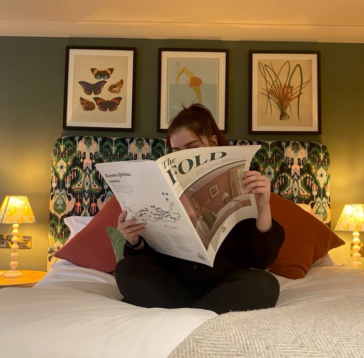 Hotel mornings, quiet corners, and getting lost in The Fold📖 Sometimes the best journeys are the ones on the page✨ 
To make it even better, a swift tap of the Youngs on tap app &amp; room service is on its way 🤩

#youngspubs #youngsrooms #youngsontapp #roomservice #thefold
