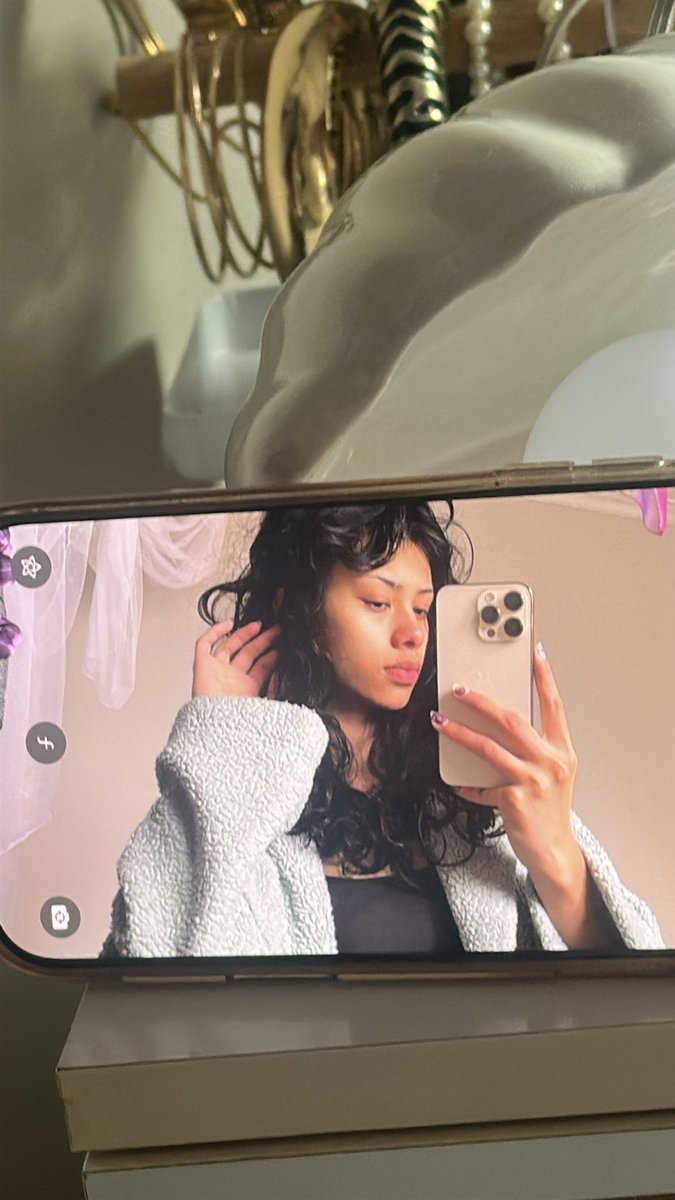 Does anyone else’s face time make their eyes distorted bc wtf