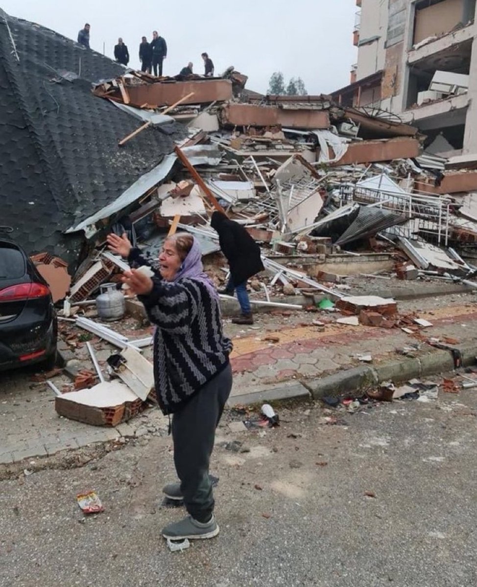 Küçük büyük fark etmiyor
Her #deprem ‘de bunu yaşıyoruz!

Şu hale bakın, yine evler yıkılmış, yine insanlar perişan 😢

Geçmiş olsun Balıkesir🙏