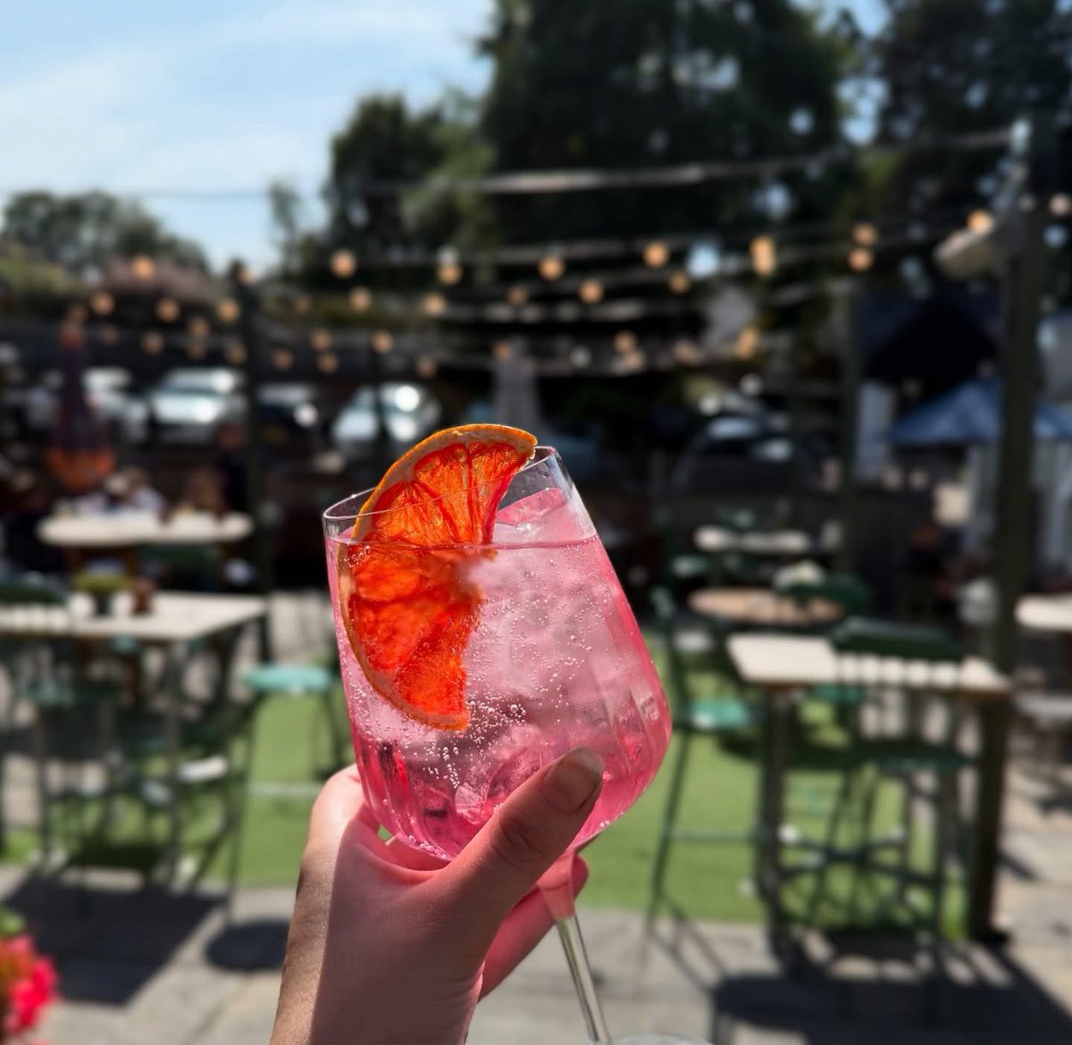 Sun’s shining 🌞 Rhubarb rosé spritzes are sparkling, and the people are smiling 😊 it must finally be the weekend 😎

Join us today in our beer garden and soak up the sun, and get the weekend rolling 🍻 

#youngspubs #youngs #beedgarden #lilletrosé #spritztime🍹
