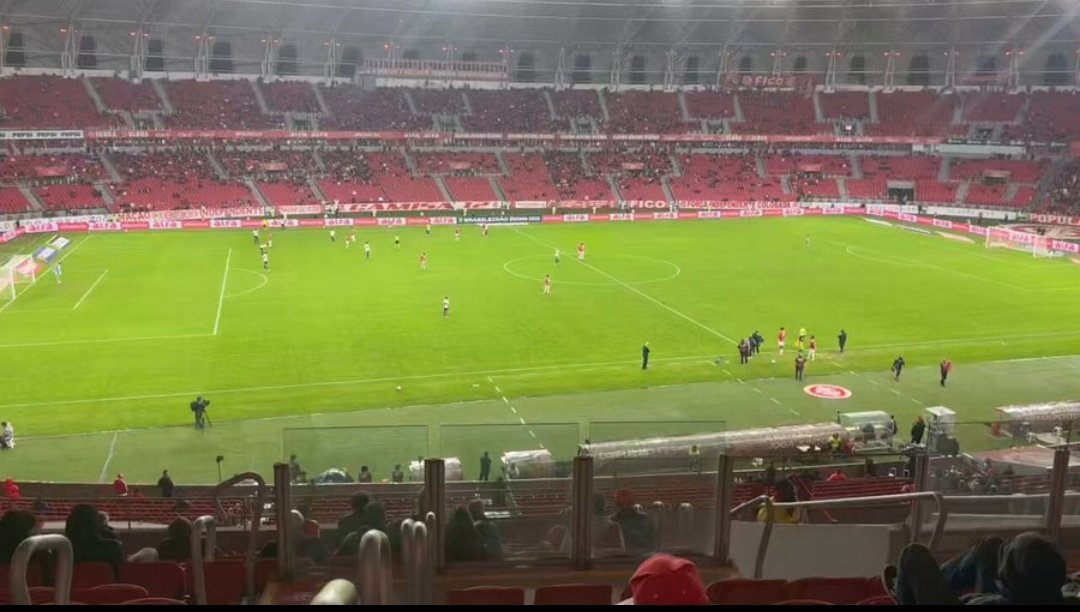 MestredeCopas's tweet photo. Domingo a noite. Arena do Grêmio  lotada com time em crise contra Beira rio vazio com time vivo na libertadores. Quem diria que adquirindo a gestão da Arena tudo iria voltar ao normal. Jamais comparem torcidas no RS. Imagina quando voltar com a avalanche e tira o mesanino. https://t.co/zmg2maeAc0