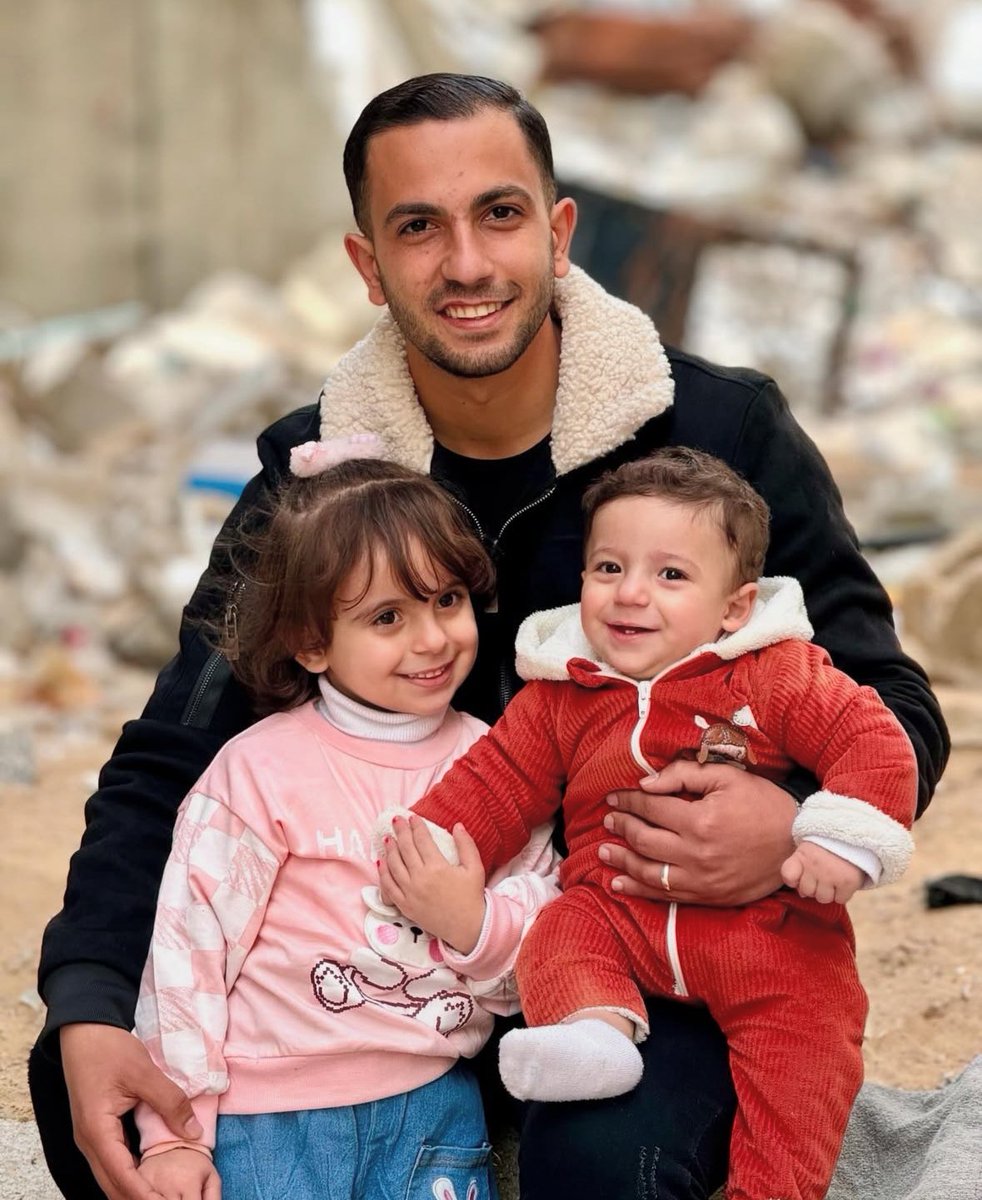 استُشهد الأب وأبناؤه مشاريع شهادة ..
ليرتاح كل العرب المتواطئين سرا وعلانية على ذهاب صوت الحق الذي أزعج الصهاينة والمتصهينين معا 
#أنس_الشريف 
#أنس_شهيد 
#الجزيرة 
#إسرائيل