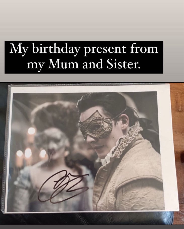 TisMePyperS's tweet image. Throwback to the best Birthday Present ever!!!!!

A piece signed by @aneurinBarnard himself! 

A massive inspiration to me and my acting!