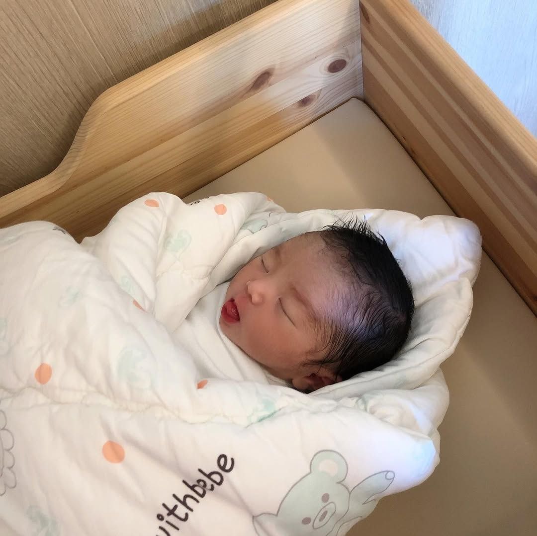 TAERIYAKll's tweet photo. Selamat datang di dunia, Mikayla Anvera Lim. Kehadiranmu melengkapi kehidupan kami berdua.

Semoga dunia menjadi tempat yang indah dan nyaman untukmu bertumbuh. Tumbuhlah menjadi anak yg cantik dan penuh cinta terhadap sesama-mu.

Salam sayang,
Baba dan Buna😁🫶 https://t.co/Rj3ZHrqhQM