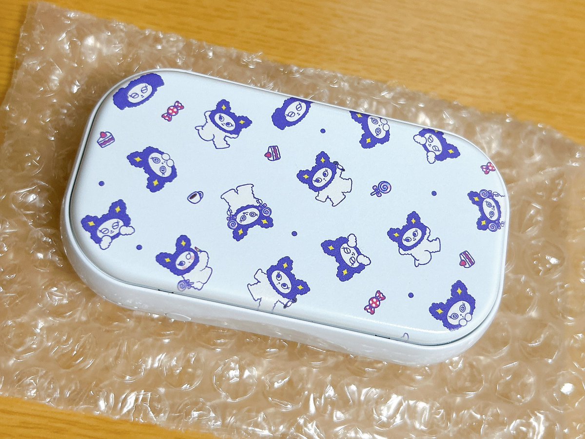 今更ながら開封したところ、リップ持ったレピィの黒目が片方ないことに気が付いた😂
レアなのゲットできてラキラキラッキー！(?)
ぴよんぴよよよよよよよん💄

このモバイルバッテリーはみんな同じ柄なのかな？
レピィの配置が違うよ〜って方はいますか？？