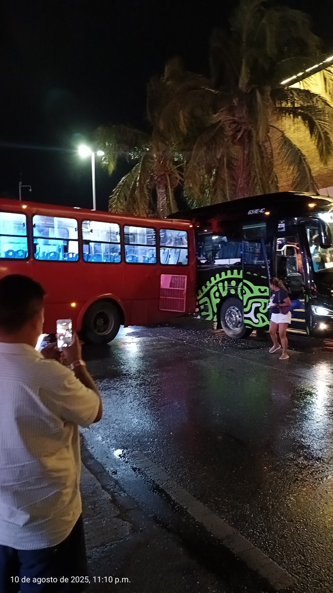 JFCO17's tweet photo. Poblanos en Cancún, accidente de autobús de grupo @XcaretPark sufren accidente al retornar del parte a baseXcaret https://t.co/MGR3vg8nQb