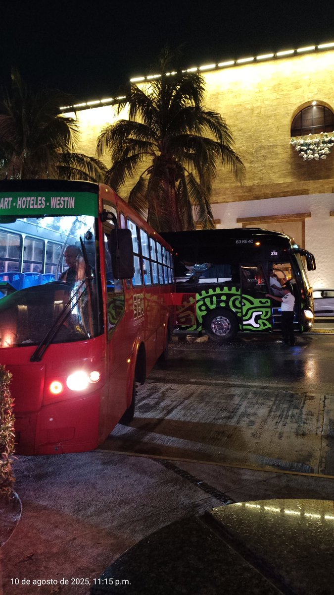 JFCO17's tweet photo. Poblanos en Cancún, accidente de autobús de grupo @XcaretPark sufren accidente al retornar del parte a baseXcaret https://t.co/MGR3vg8nQb