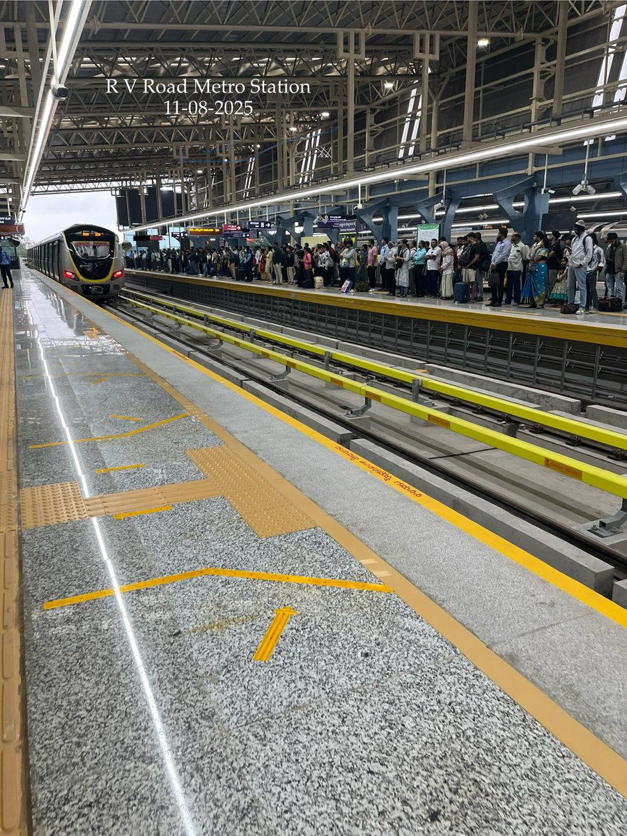 WF_Watcher's tweet photo. Just five minutes before the departure to Electronics City/Bommasandra, the (4th or 5th trip) train is already on track to be packed. Great to see so many people enjoying the new line. #YellowLine https://t.co/Esif7l2SRk