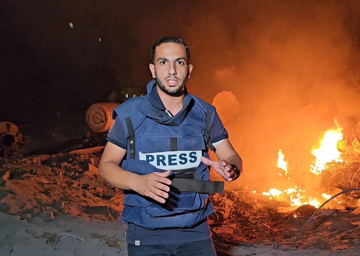lanafsy's tweet photo. لك أن تتخيّل… شاباً في عمر التاسعة والعشرين، اغتياله يُسعد كياناً يحميه العالم بأسره.
ذلك وحده يكفي لتعرفوا كم كان يرعبهم صوته و يؤرق مضاجعهم، ويقضّ نومهم، ويفضح جرائمهم
كيف لا يسعدهم، وقد كان صوته جرحاً في صمتهم، وحقيقته مرآةً تكشف قبحهم

#أنس_الشريف https://t.co/SlAF2KtDaQ