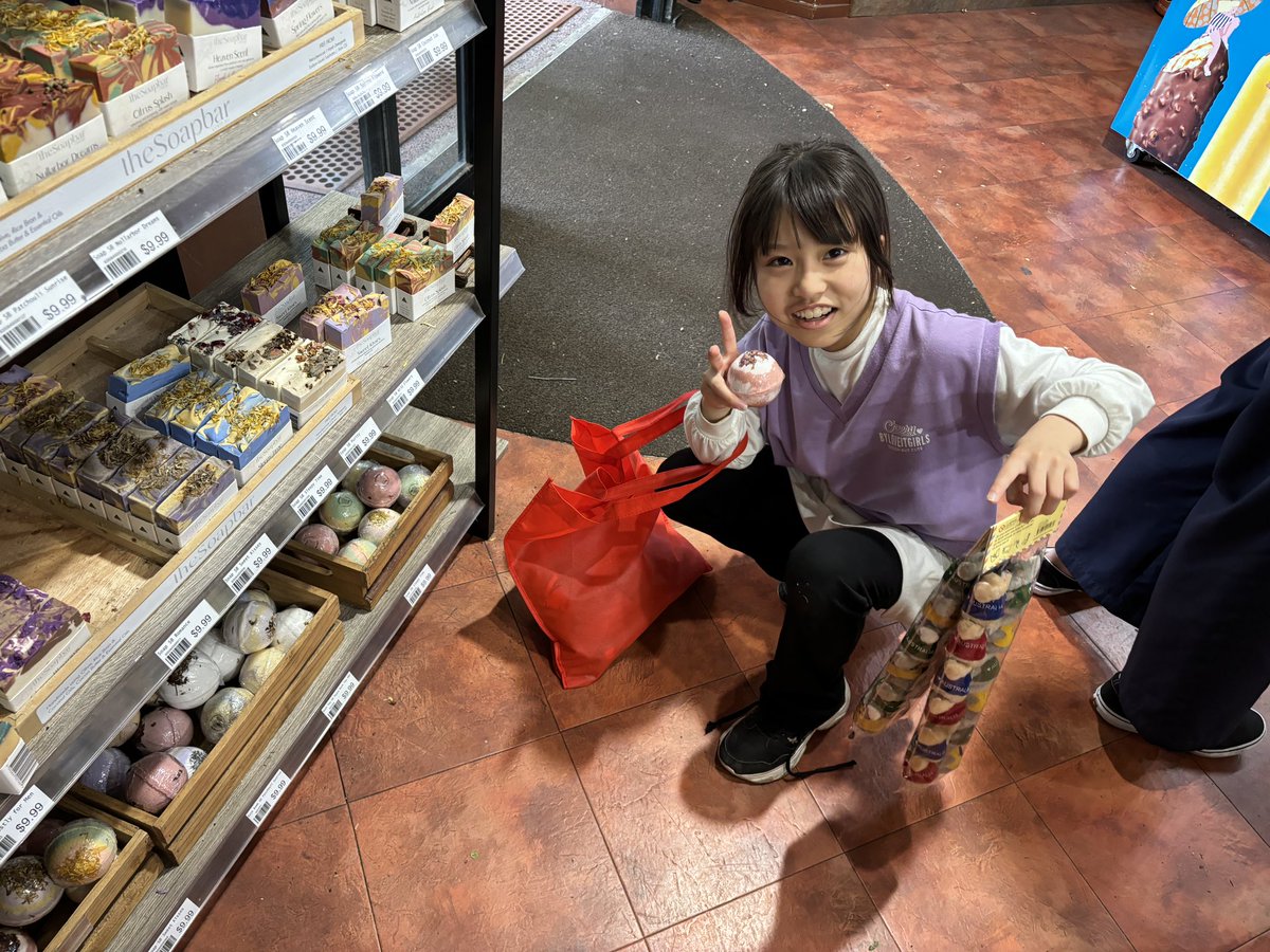 見学の最後は、コアラと写真撮影。この時間をとても楽しみにしていた人も多く、幸せそうな表情で触れ合っていました。売店では初の買い物に挑戦！日本円に換算しながら、お土産を吟味していました。レジでのやり取りには、イングリッシュキャンプの経験が活きましたね  ...