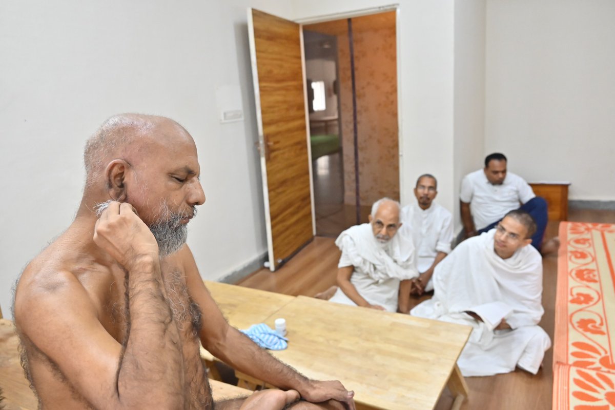 PramanSagarJi's tweet image. 🏵 केश-लोंच 🏵
विद्यासागर अवधपुरी एंव श्री विद्या प्रमाण गुरुकुलम, भोपाल                                                                                
प्रखर वक्ता, प्रामाणिक संत प पू मुनिश्री 108 प्रमाणसागर जी महाराज के आज के केश-लोंच के कुछ क्षण

#Pramansagarji