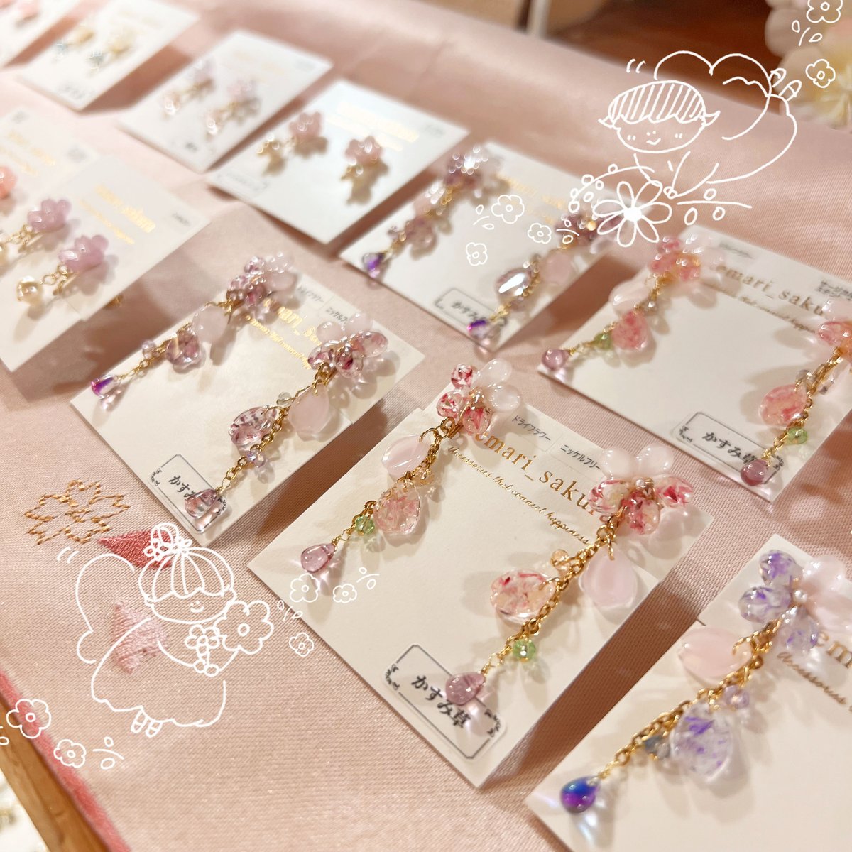 【＊耳元に咲く桜物語＊】
本日はやね裏ギャラリーで開催中、temari-sakuraさんの『真夏のお花畑展』から春ゾーンの作品をご紹介🌸

儚くも美しい桜たちが1年中楽しめる耳飾りに...✨
きれいめコーデとの相性も◎です😉

◆Instagram：instagram.com/temari_sakura.…

#ハンドメイド好きさんと繋がりたい