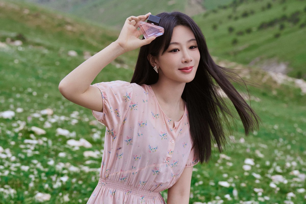 dramapotatoe's tweet photo. #YangZi’s studio shares behind the scenes pics

More - https://t.co/etQww1wWFi https://t.co/shytkBkUk7