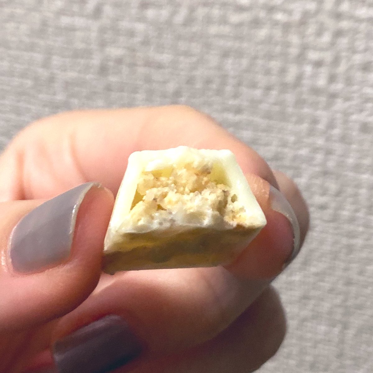 森永 ひと粒mania ブリュレのここ
おかしのまちおかで購入 外側のホワイトチョコはあまくて、噛むとブリュレの表面のようなジャリジャリ感と香ばしさがして少しほろ苦くておいしい( ᵒ̴̶̷̤◦ᵒ̴̶̷̤ )