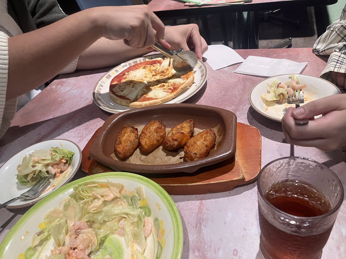 onimusume_R's tweet photo. シスターズの中でも唯一綺麗にピザをカットしてくれるおかん https://t.co/lv63S8hPgF