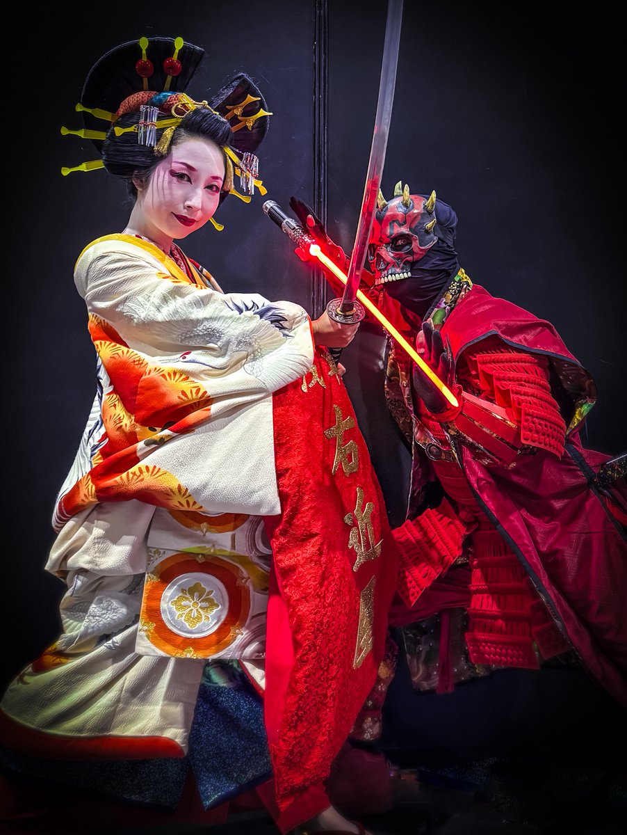 H2Japan's tweet photo. [General Ver.] OCC Day-1

" Samurai Maul vs Japanese Geisha girl "

Location: Osaka comi-com

JP Geisha girl: Ayako Tomomitsu
Affiliated with Team Asakusa Ukonya.

#OCC2025 #osakacomiccon #occ
#SamuraiSW ←photo
#StarWarsCelebration #SWCL

@SW_Celebration #swtwt #starwarscosplay https://t.co/xL17h6rCm2