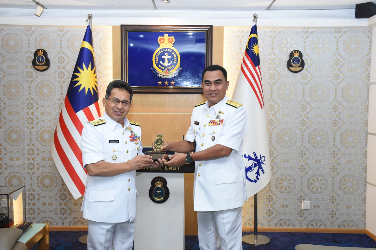 𝐊𝐔𝐍𝐉𝐔𝐍𝐆𝐀𝐍 𝐇𝐎𝐑𝐌𝐀𝐓 𝐊𝐏 𝐁𝐌𝐀𝐒 𝐊𝐄𝐏𝐀𝐃𝐀 𝐓𝐏𝐓𝐋
Kuala Lumpur, 11 Ogos 2025 - Laksma Ts. Dr. Hisyam bin Harun, KP BMAS telah mengadakan kunjungan hormat kepada Laksdya Dato’ Pahlawan Ts. Shamsuddin bin Hj Ludin di Bilik Kunjungan Hormat beliau