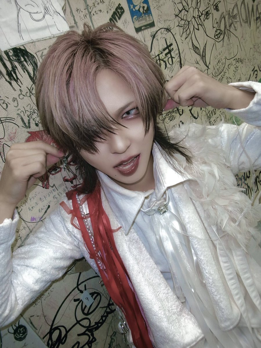 ZCLEAR_AKIRA's tweet photo. 1.本番直後
2.これは俺の
3.近寄るな
4.近寄るな https://t.co/oWyYpSVZDm