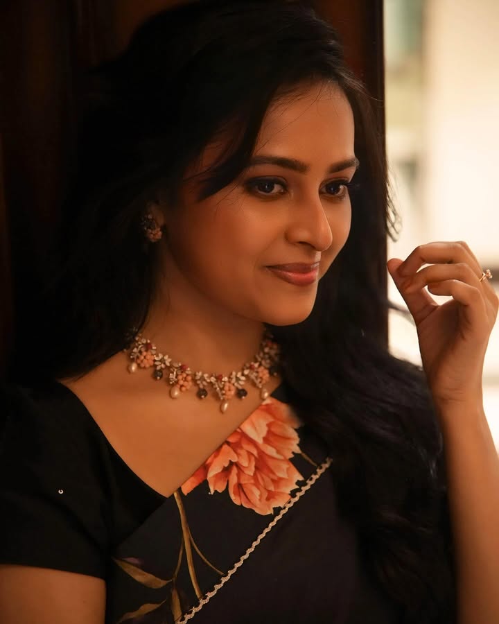 viralvideos16's tweet photo. π― #SriDivyaThread
#Tamil Cute #Actress #SriDivya New Look https://t.co/NmA61lMtsU