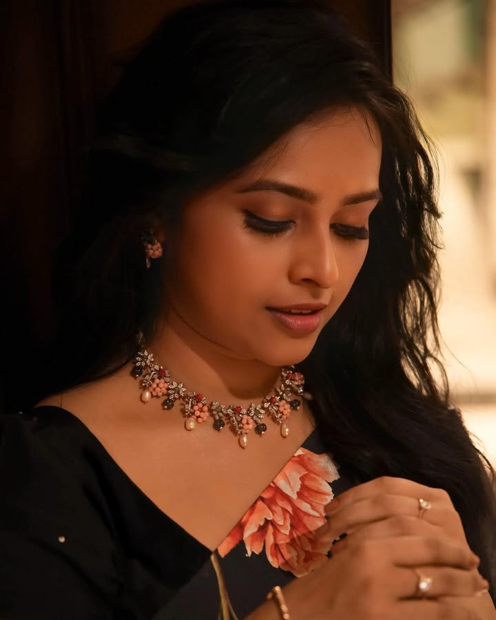viralvideos16's tweet photo. π― #SriDivyaThread
#Tamil Cute #Actress #SriDivya New Look https://t.co/NmA61lMtsU
