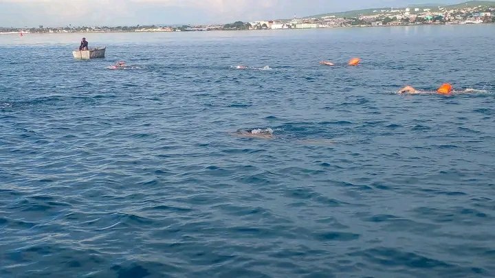 🙂👌 cien nadadores tomaron la partida en el Cruce de la Bahía de #Matanzas en homenaje al eterno Comandante #Fidel