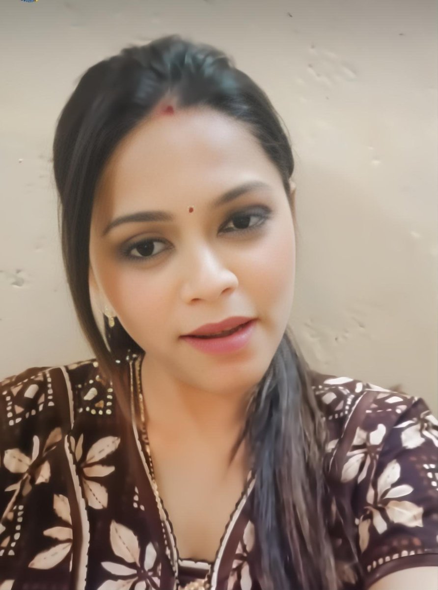 venom1s's tweet photo. Meet Rajshree Ahire. Mumbai

She deleted her husband, Bharat Laxman Ahire.

> She was having an affair with Chandrashekhar Padayachi
> Her husband found out about it
> She accused him of harassment when he confronted her
> She invited her lover, who brutally beat her husband while Rajshree watched
> Their 13 year old daughter stood helpless and watched her father suffer
> Rajshree kept him at home for 3 days without treatment
> Later, she took him to the hospital
> He died

The daughter told everything to the police and finally Rajshree was arrested.
