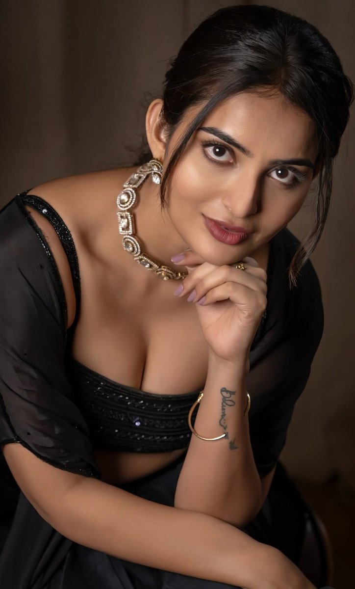 கூந்தல் கருப்பு 
அவள் உடை கருப்பு 
அவள் அழகு மட்டும் சிறப்பு
😍😍😘
<a href="/chandr35264/">Chandra</a>