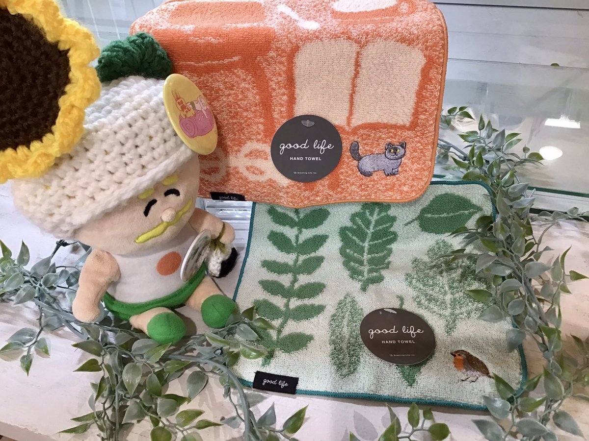 こんにちは😃

イノブン四条本店4階では
暑い夏に大活躍のハンドタオルを
ご用意しております♪

クスッと笑える柄🧖🏻‍♂️から
花柄でおしゃれな柄🌼も…

イラストレーター米津祐介さんの
ハンドタオルもワンポイントに
どうぶつの刺繍があって
かわいいです🐦🐱

是非　お立ち寄り下さい☺️

#イノブン