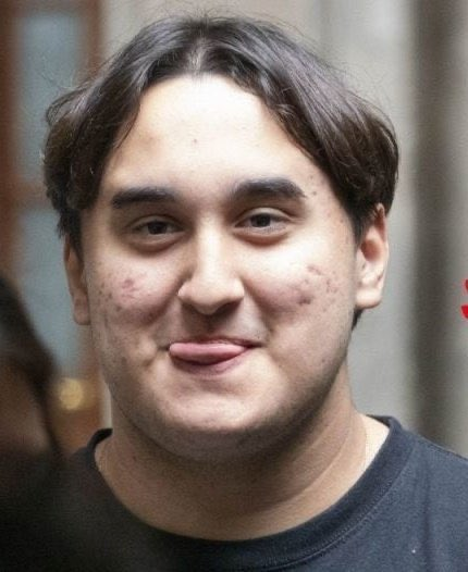 ¿De verdad no puede llevarlo alguien con un dermatólogo? ¿O con un nutriólogo? O ya de perdida con un peluquero...