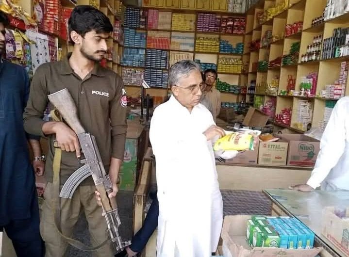 پرائس کنڑول مجسٹریٹ کی بڑی ریڈ😁
گھی کے پیکٹ کو چاروں طرف سے گھیرے میں لے لیا گیا گھی کے پیکٹ میں موجود خطرناک دہشتگرد کو پکڑنے کے لئے جدید اسلحہ سے لیس پولیس جوان گھی کے پیکٹ پر نظریں گاڑھے انتہائی الرٹ کھڑا ہے 😂