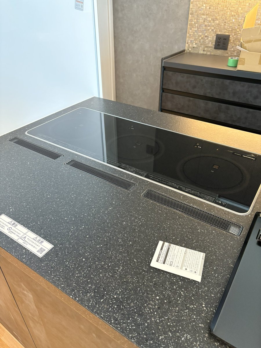tez1101's tweet photo. キッチンを排気口レス仕様にしたのだがハウスメーカーのミスで排気口有りの仕様になっていたためユニット交換（着工承認も無し仕様になっていたが、そこは対応して頂けた）。当初一部コーキングが途切れて漏気があったためコーキングも追加してもらった。 https://t.co/euimQlb5U3