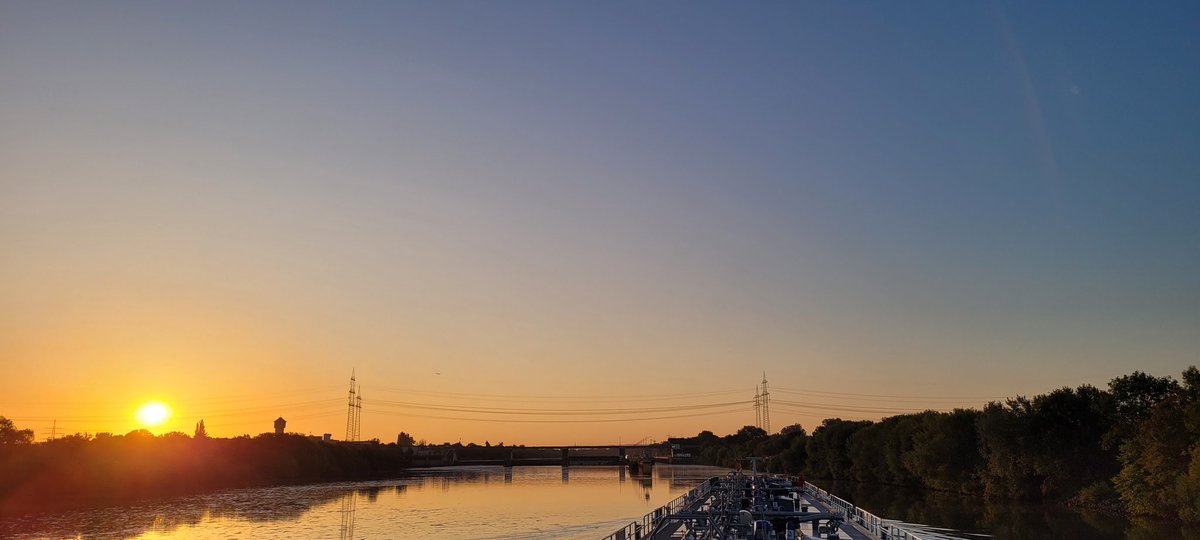 johan_klos's tweet photo. Goedemorgen de #zon is er weer bij op de #main bij #mulheim blijf vandaag naar achter de #airco vandaag gaat hier #warm worden in #duitsland #weerfoto #binnenvaart https://t.co/9ejWlVXtT9